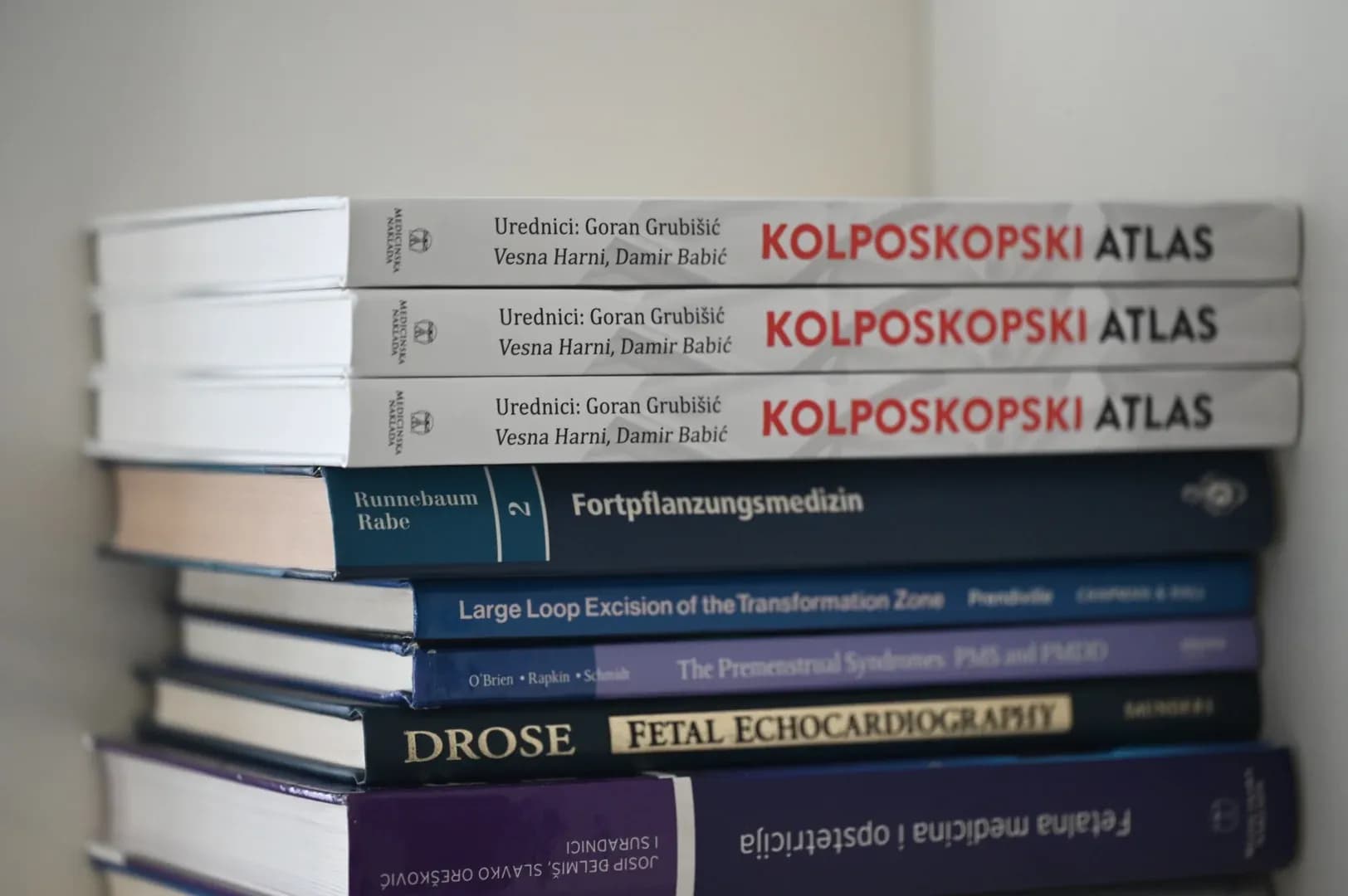 Medicinske knjige iz ginekologije u Poliklinici Harni