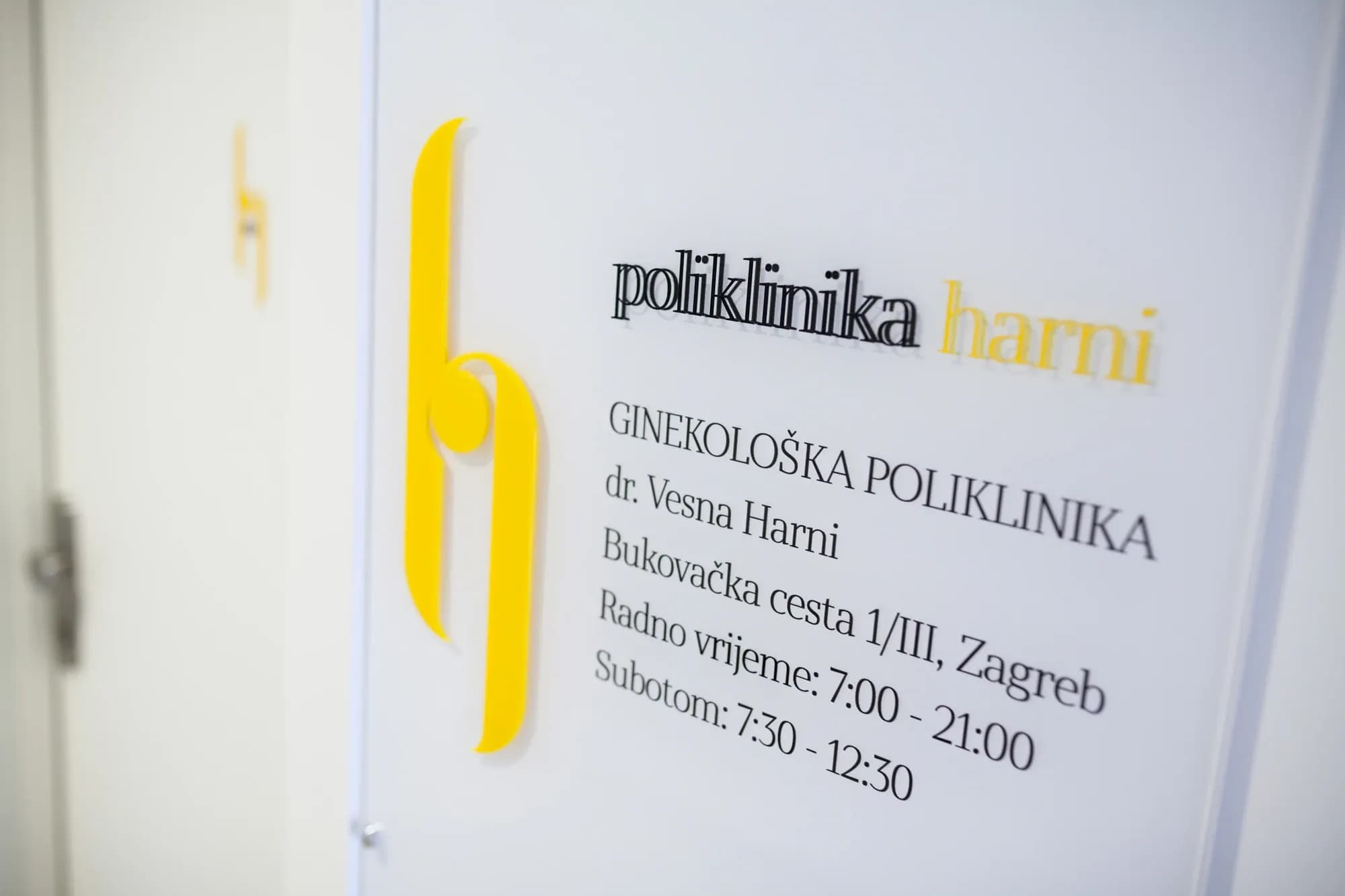Ulazna ploča ginekološke Poliklinike Harni u Zagrebu