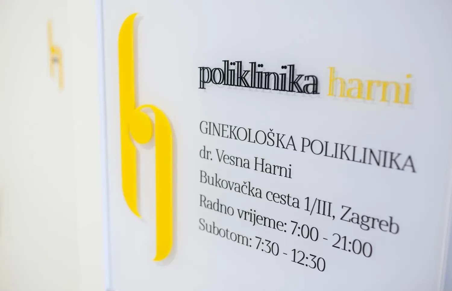 Ulazna ploča Poliklinike Harni u Zagrebu